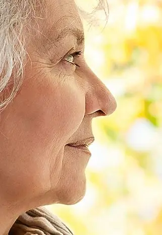 Profilansicht einer älteren Frau mit grauen Haaren